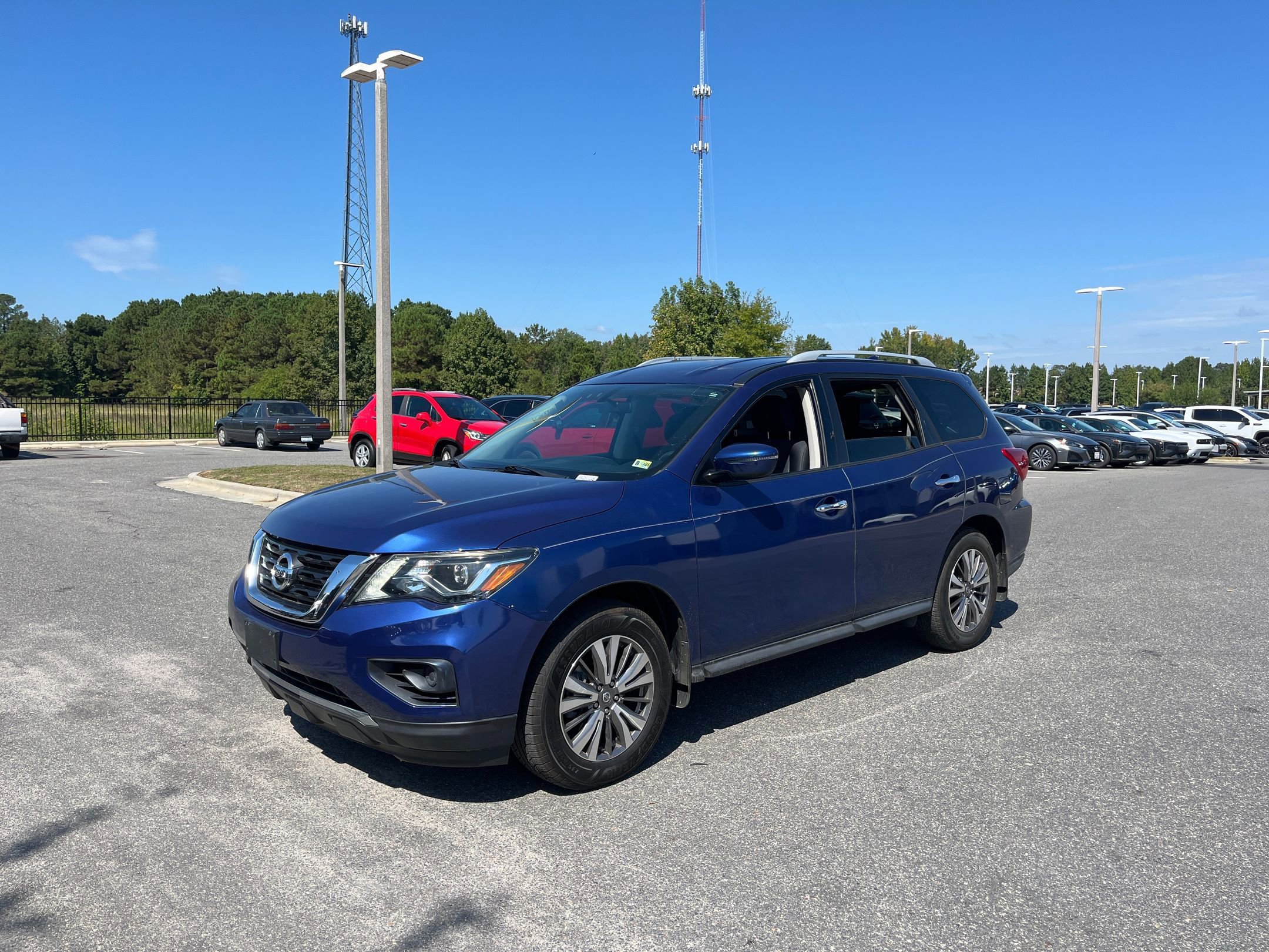 2019 Nissan Pathfinder S photo 3