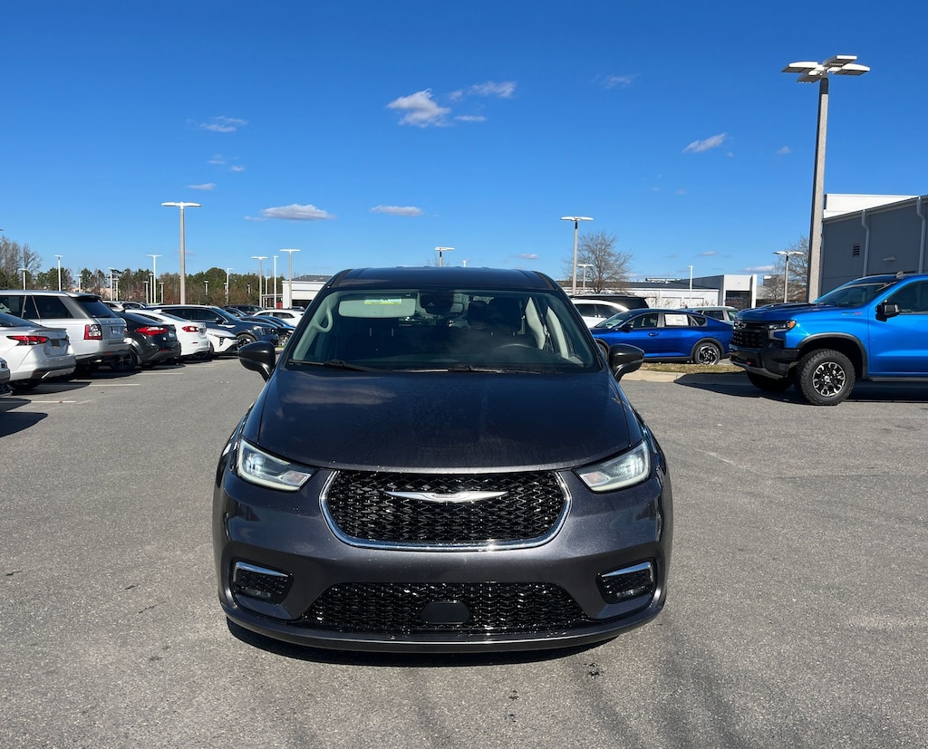 Used 2023 Chrysler Pacifica Touring L Van Passenger Van