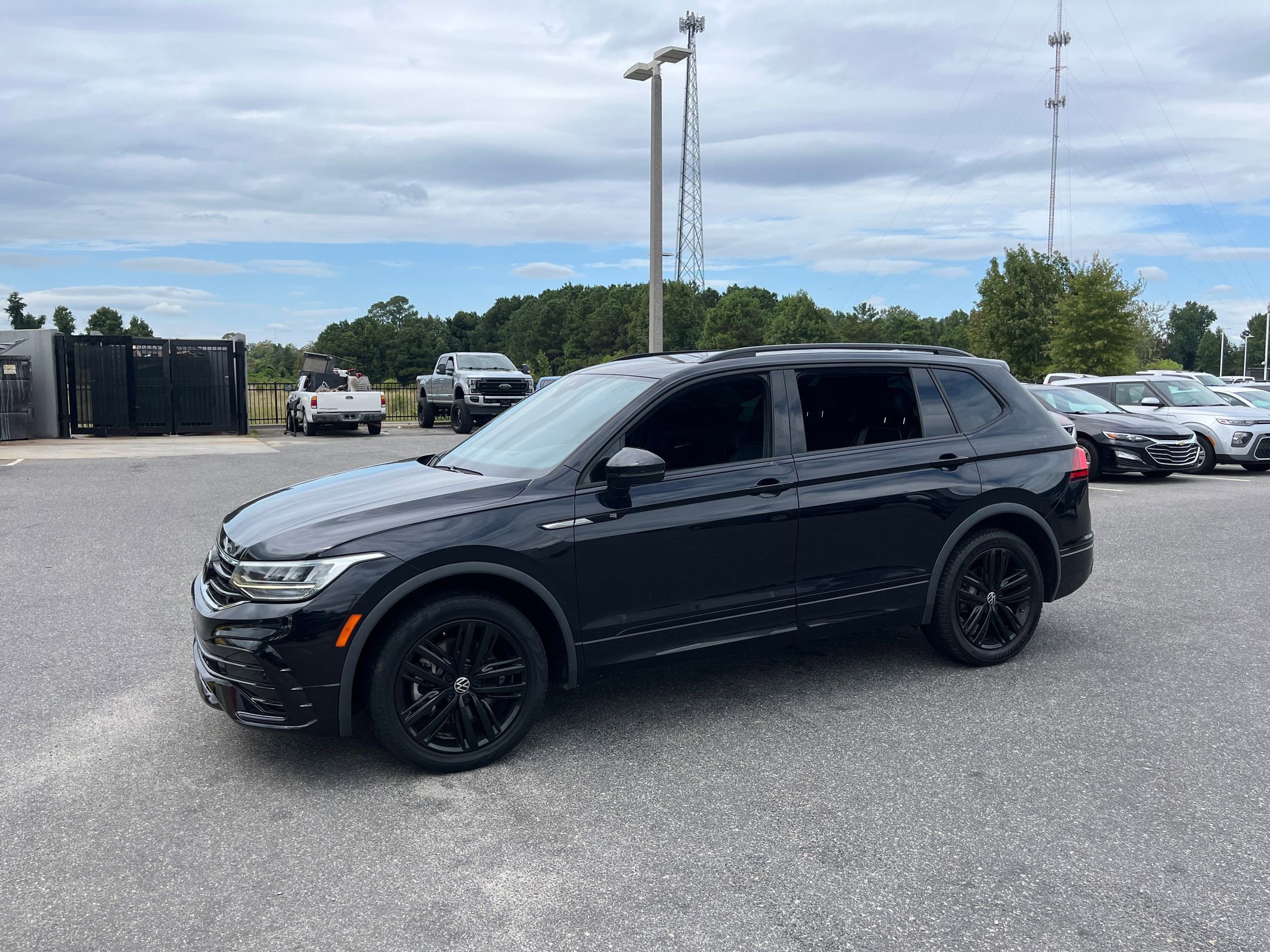 2022 Volkswagen Tiguan SE R-Line Black photo 3