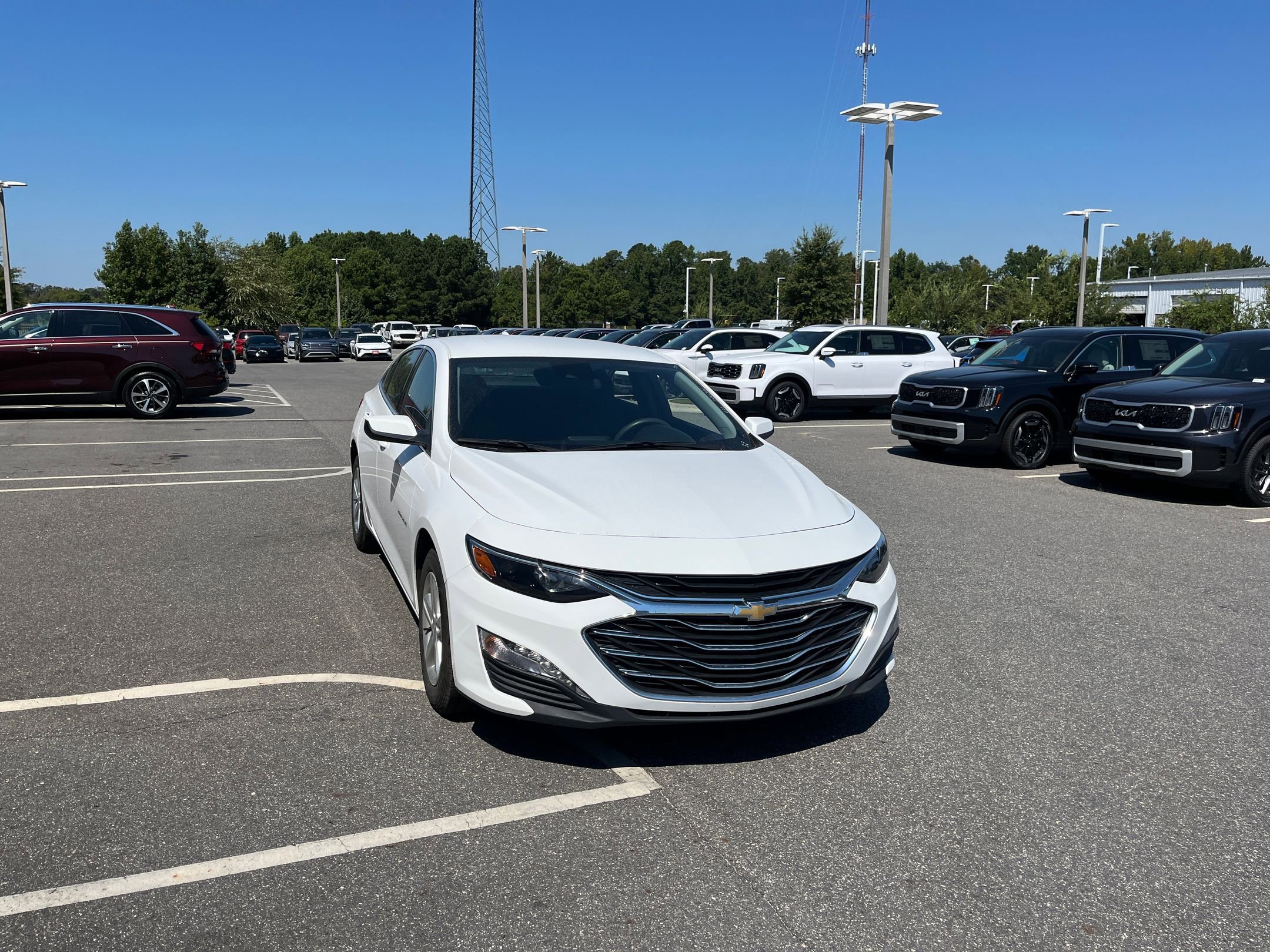 2024 Chevrolet Malibu 1LT photo 2