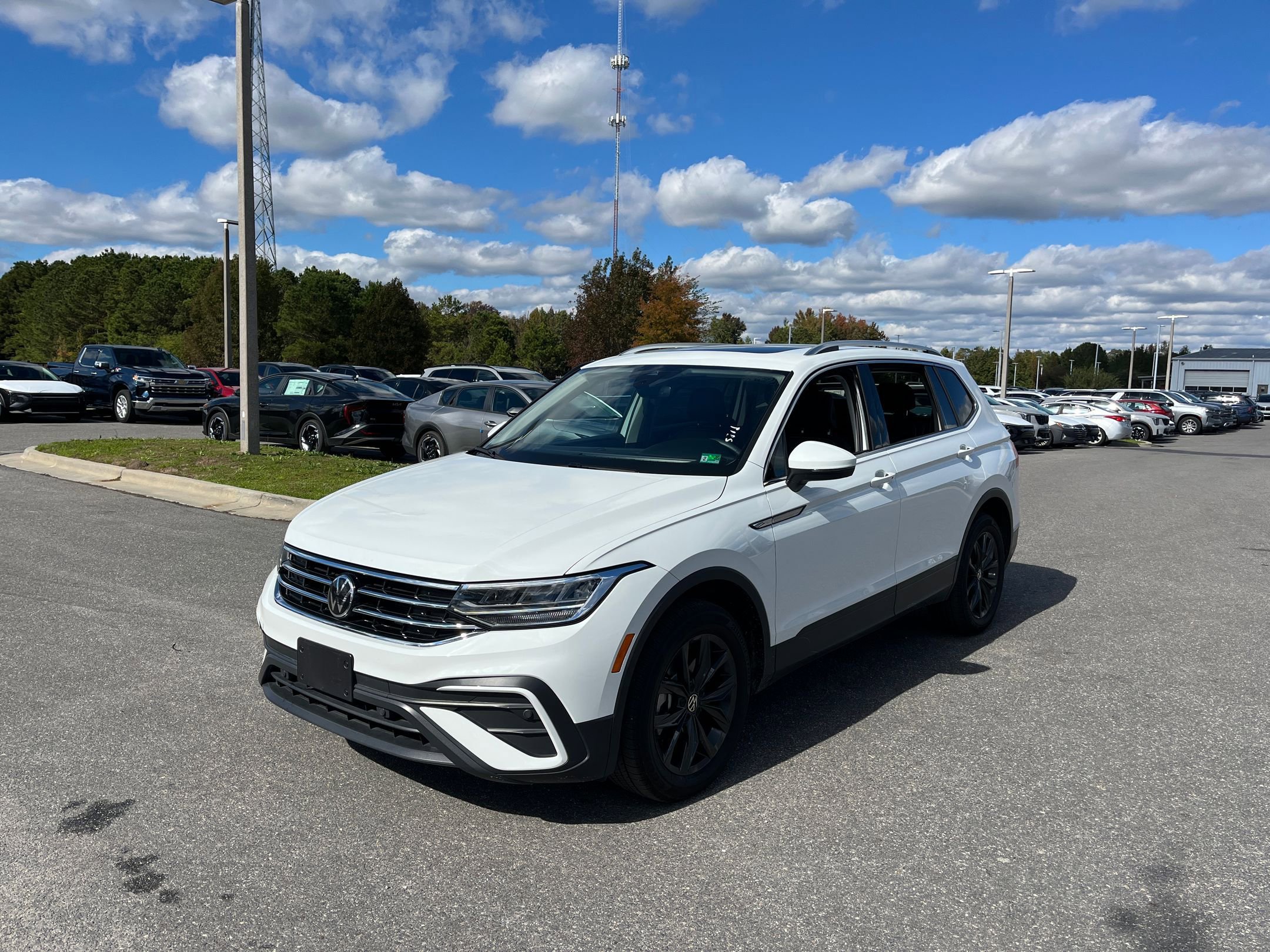 2024 Volkswagen Tiguan SE Wolfsburg Edition photo 3