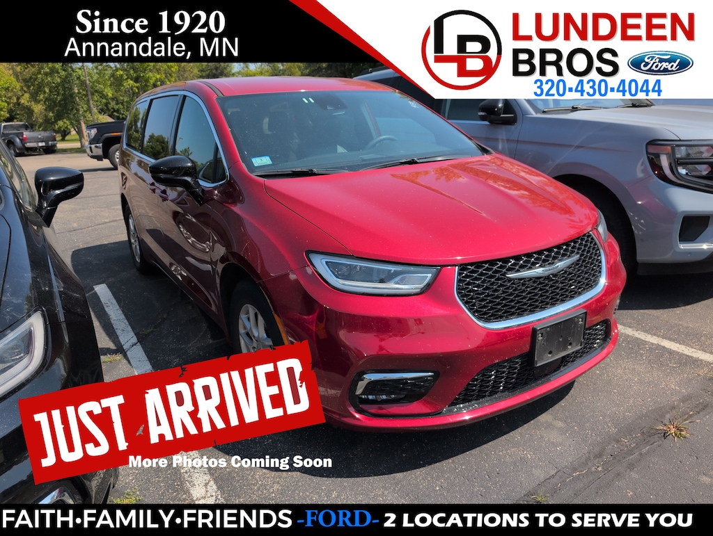 Used 2025 Chrysler Pacifica Select Minivan/Van