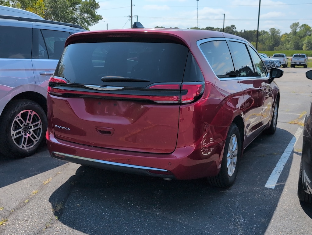 Used 2025 Chrysler Pacifica Select Minivan/Van