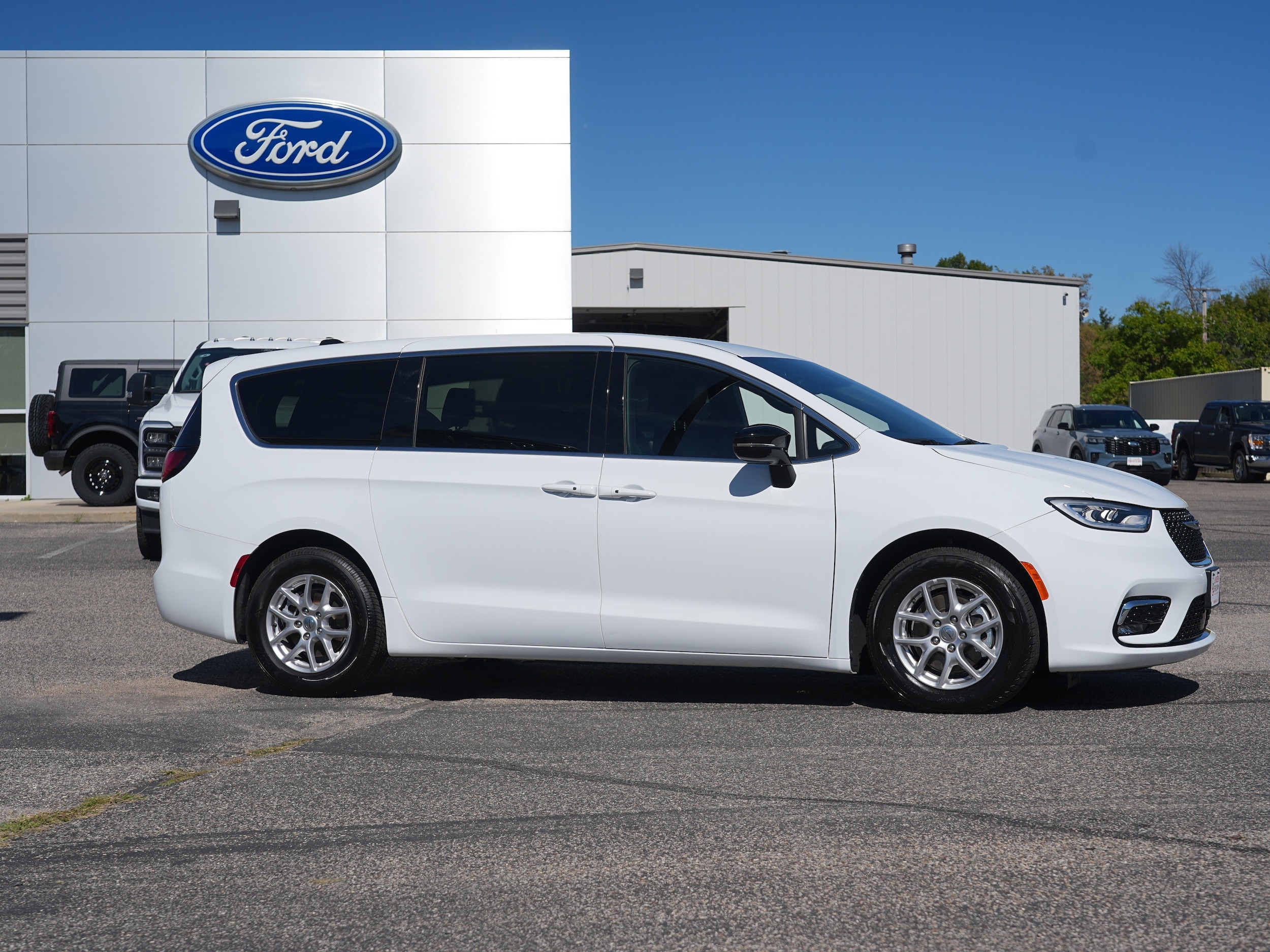 Used 2025 Chrysler Pacifica Select with VIN 2C4RC1BGXSR545484 for sale in Annandale, Minnesota