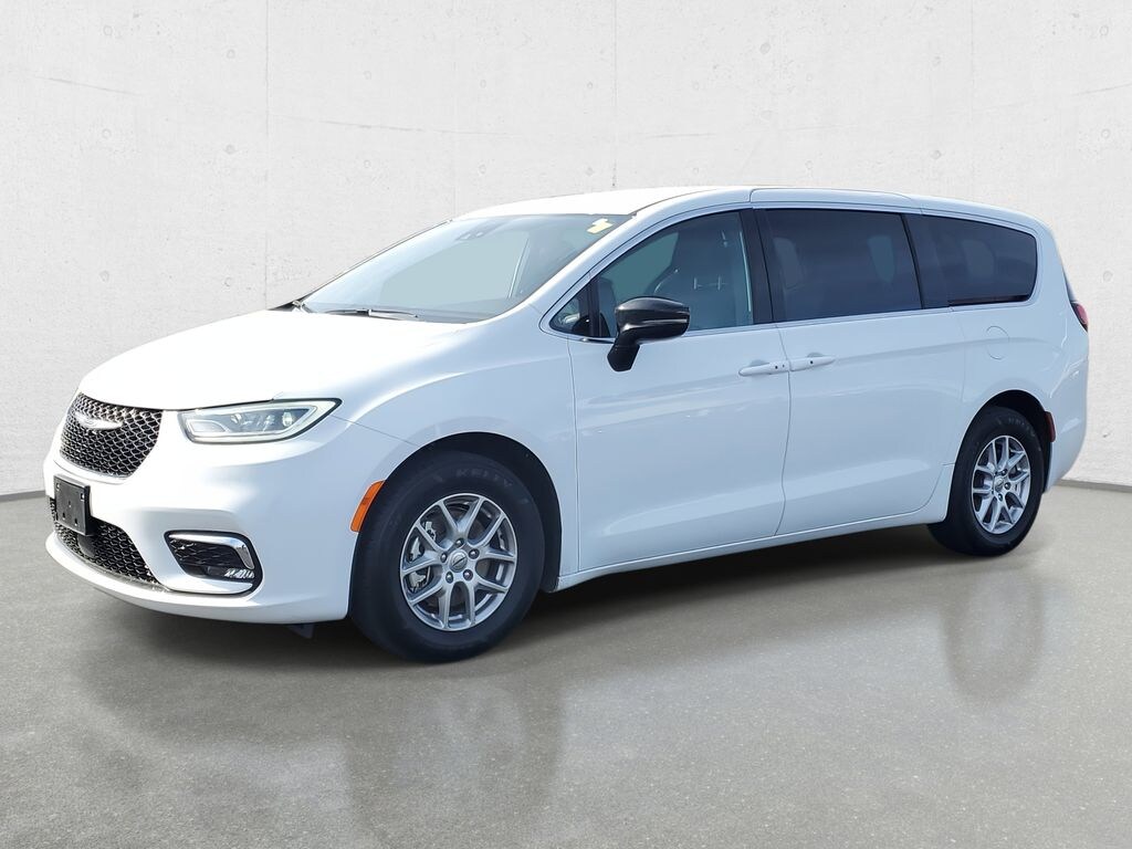 Used 2025 Chrysler Pacifica Select Minivan/Van