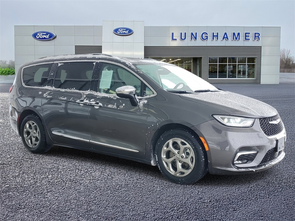 2023 Chrysler Pacifica Limited's photo