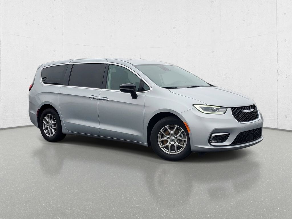Used 2024 Chrysler Pacifica Touring L Minivan/Van