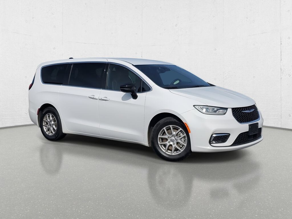 Used 2025 Chrysler Pacifica Select Minivan/Van