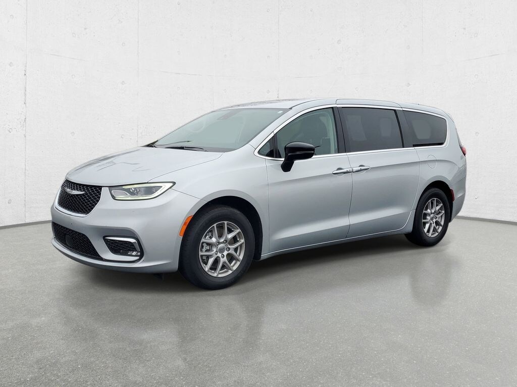 Used 2024 Chrysler Pacifica Touring L Minivan/Van