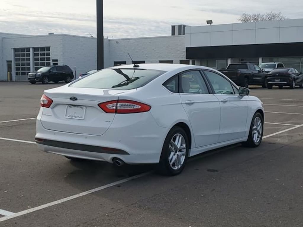 Used 2016 Ford Fusion SE Sedan