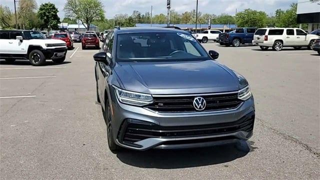 Used 2022 Volkswagen Tiguan SE R-LINE BLACK with VIN 3VV8B7AX0NM007778 for sale in Waterford, MI