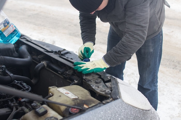 Man_Repairing_Car_In_Winter.jpg
