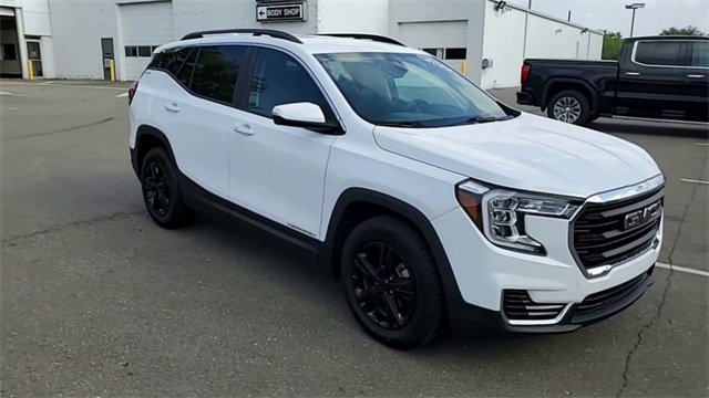 Used 2022 GMC Terrain SLE with VIN 3GKALTEV9NL144209 for sale in Waterford, MI