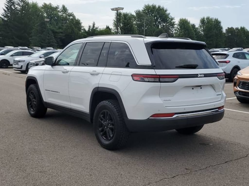 Used 2023 Jeep Grand Cherokee Laredo 4x4 SUV