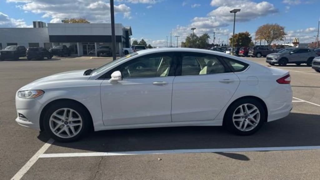 Used 2016 Ford Fusion SE Sedan