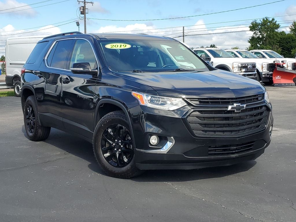 Used 2019 Chevrolet Traverse 1LT with VIN 1GNEVGKW4KJ318337 for sale in Owosso, MI