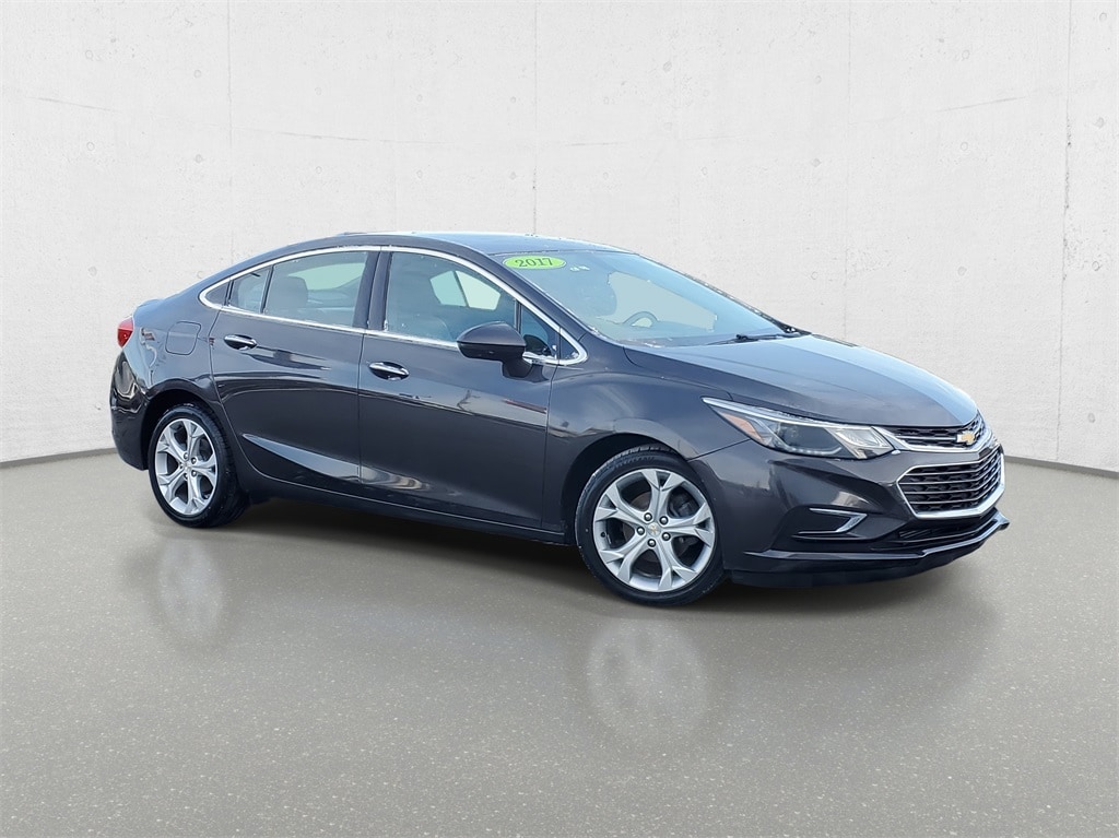 Used 2017 Chevrolet Cruze Premier with VIN 1G1BF5SM8H7142032 for sale in Owosso, MI