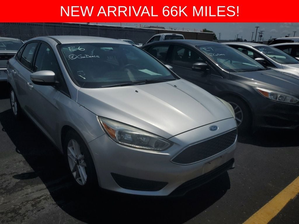 2016 Ford Focus Sedan SE's photo