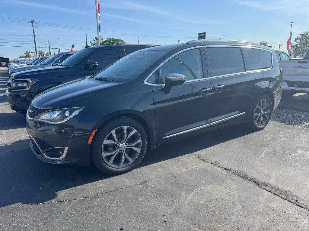 2017 Chrysler Pacifica Limited's photo