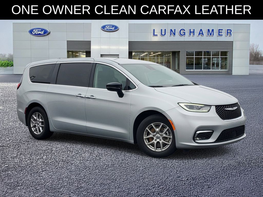 2024 Chrysler Pacifica Touring L's photo