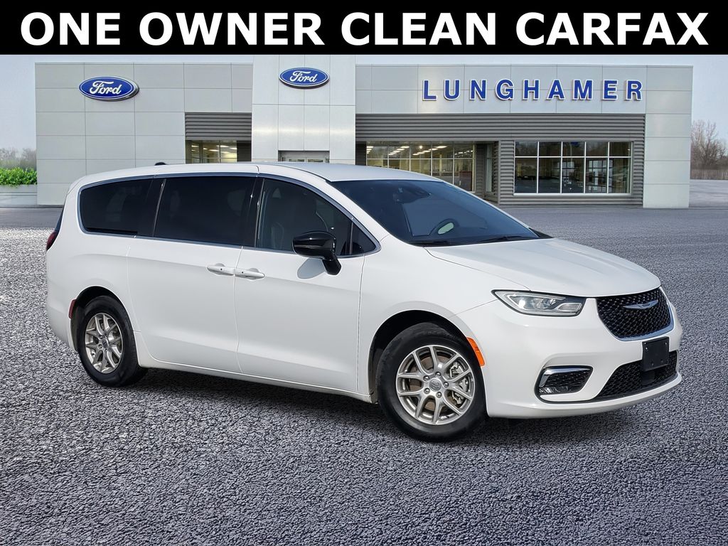 2025 Chrysler Pacifica Select's photo