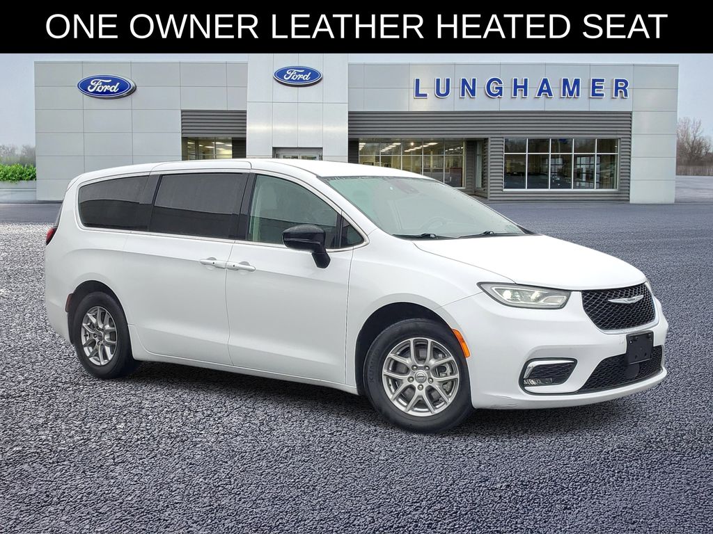 2024 Chrysler Pacifica Touring L's photo