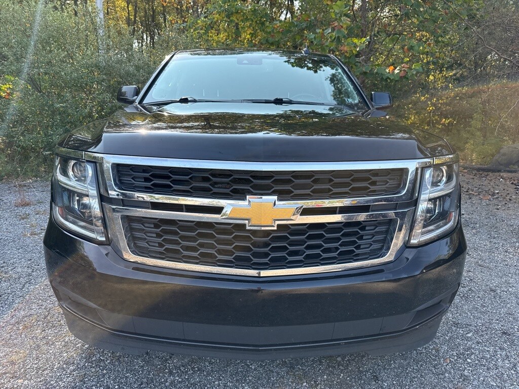 2019 Chevrolet Suburban LT photo 2