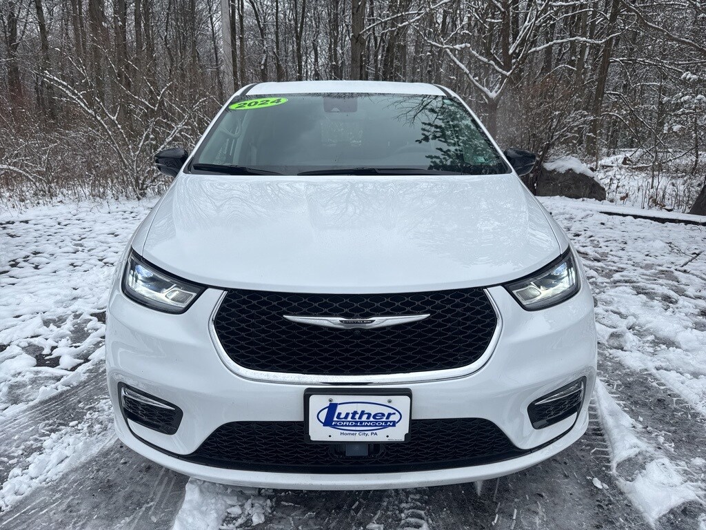 2024 Chrysler Pacifica Hybrid photo 2