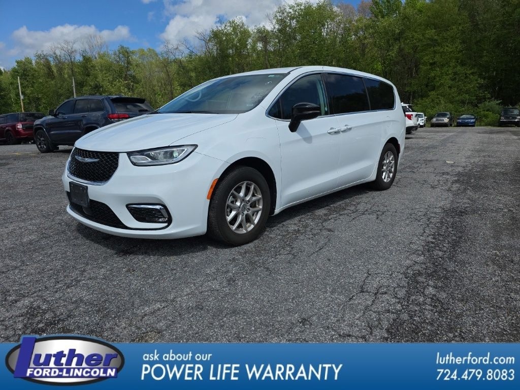 Used 2024 Chrysler Pacifica Touring L Minivan/Van