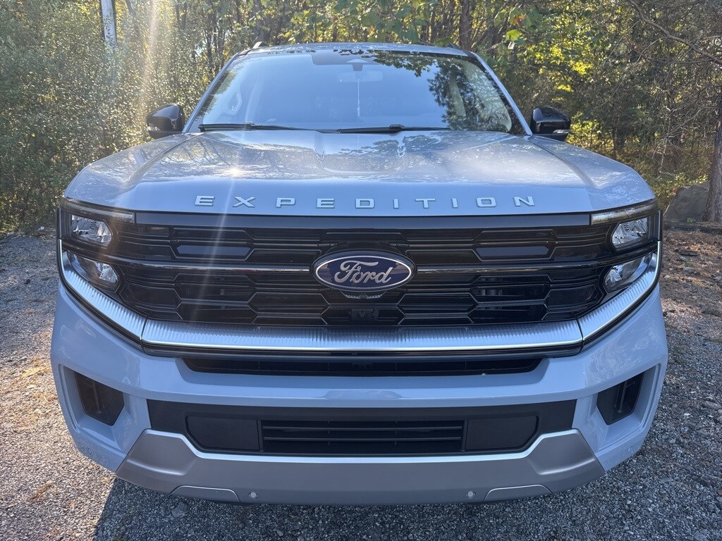 2025 Ford Expedition MAX Platinum photo 2
