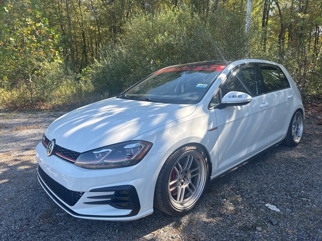 2019 Volkswagen Golf GTI SE photo 2