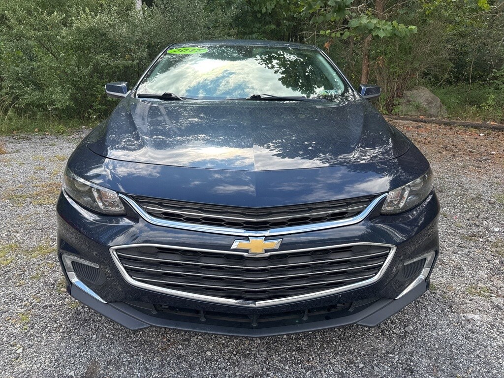 2017 Chevrolet Malibu 1LT photo 2