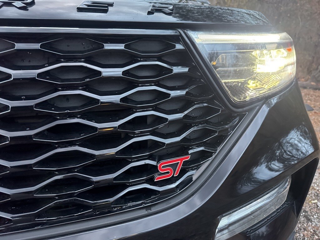 2022 Ford Explorer ST photo 3