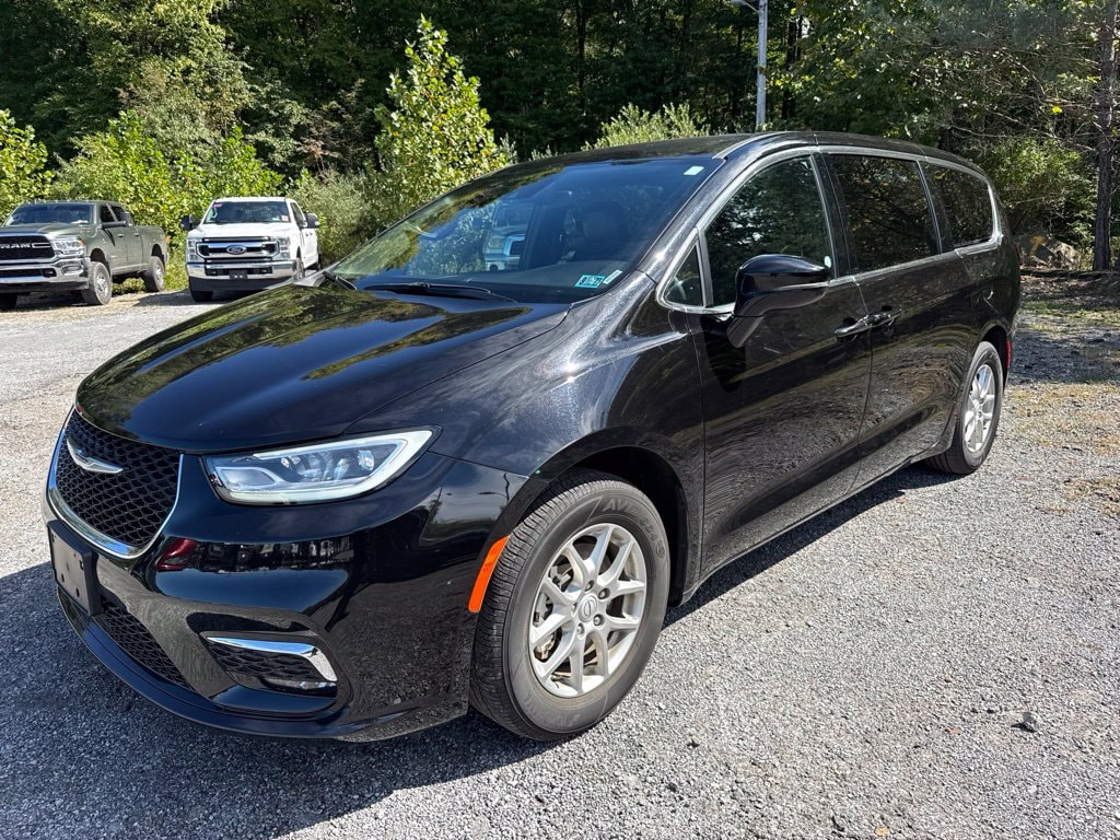 Used 2025 Chrysler Pacifica Select Minivan/Van