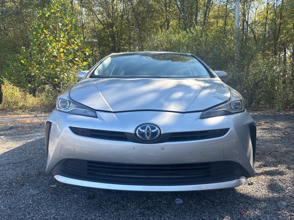 2022 Toyota Prius L photo 2