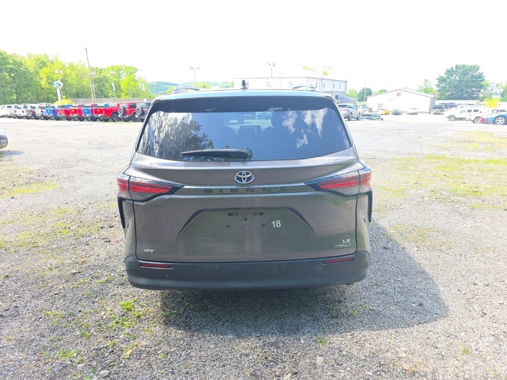 Used 2022 Toyota Sienna LE Minivan/Van