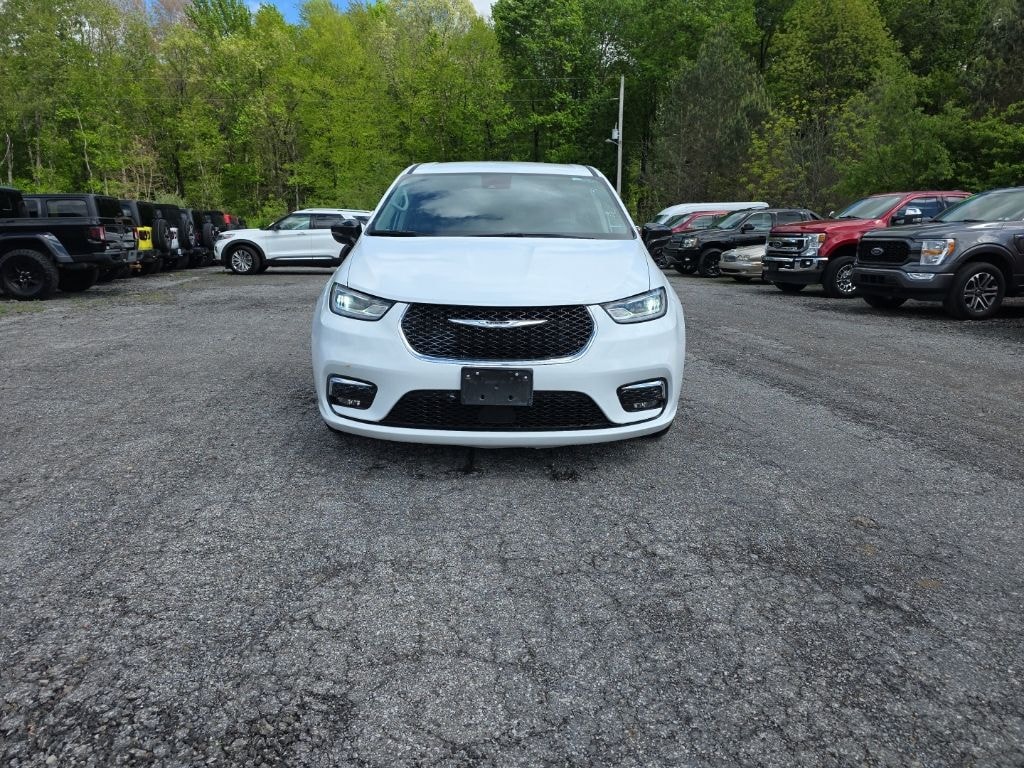 Used 2024 Chrysler Pacifica Touring L Minivan/Van