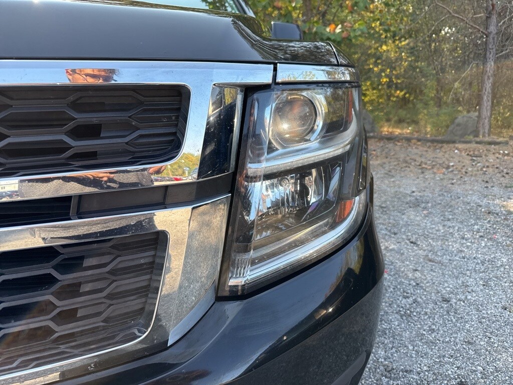 2019 Chevrolet Suburban LT photo 3