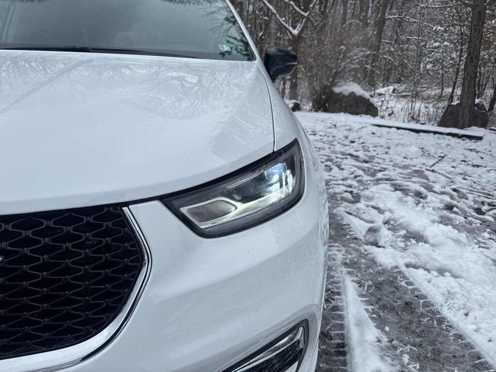 2024 Chrysler Pacifica Hybrid photo 3