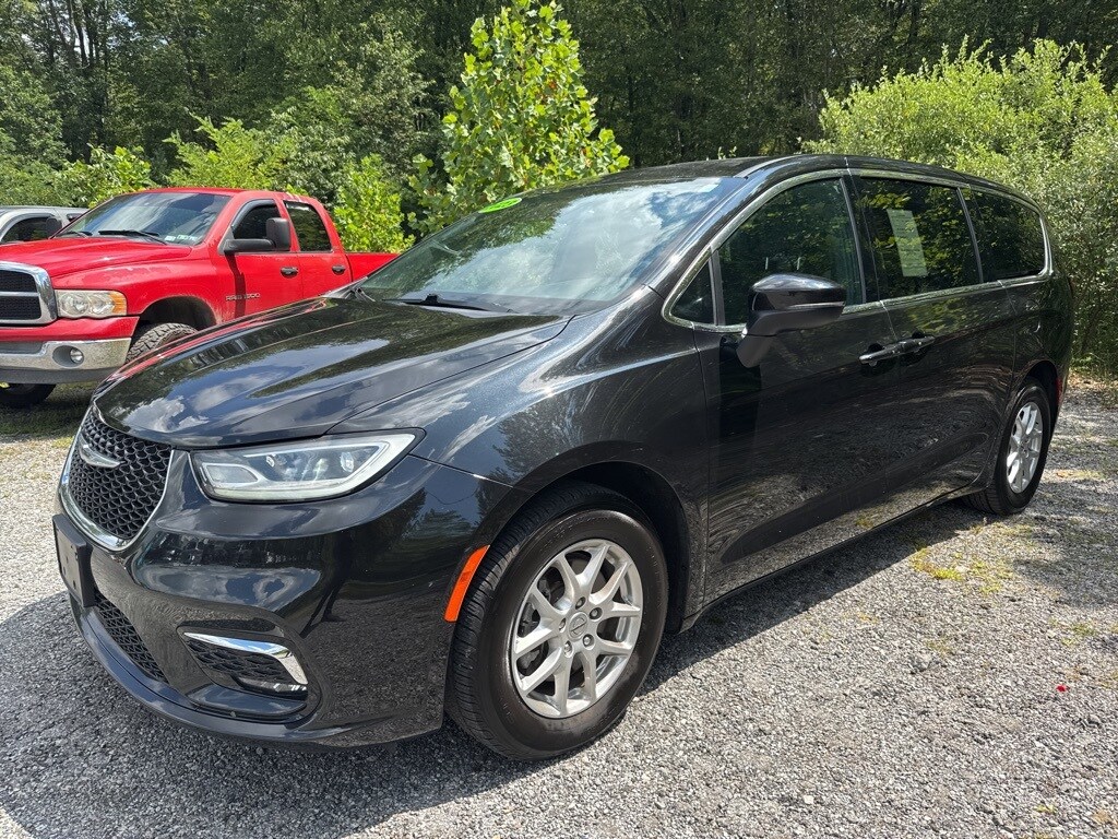 2023 Chrysler Pacifica Touring photo 4