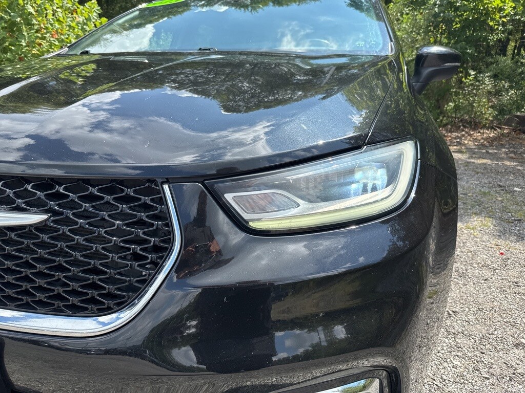 2023 Chrysler Pacifica Touring photo 3