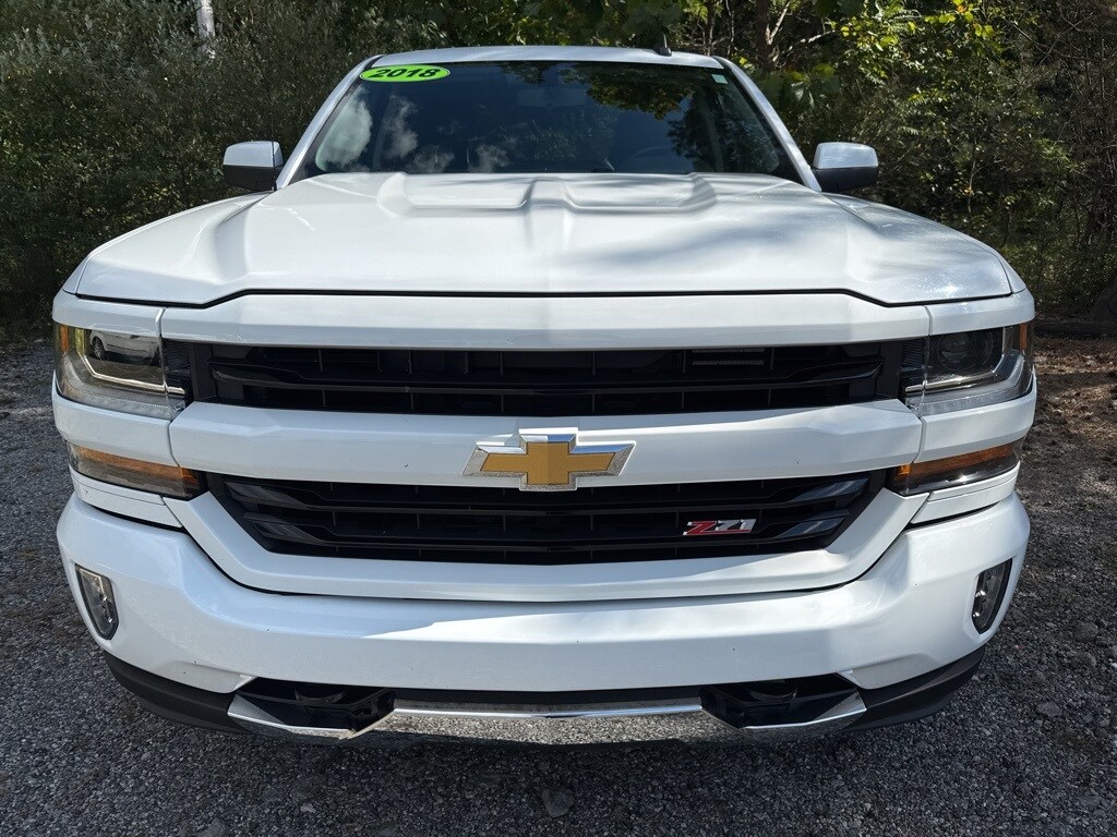 2018 Chevrolet Silverado 1500 LT photo 2