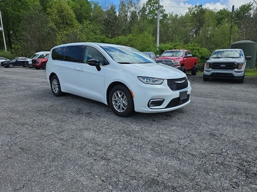 Used 2024 Chrysler Pacifica Touring L Minivan/Van