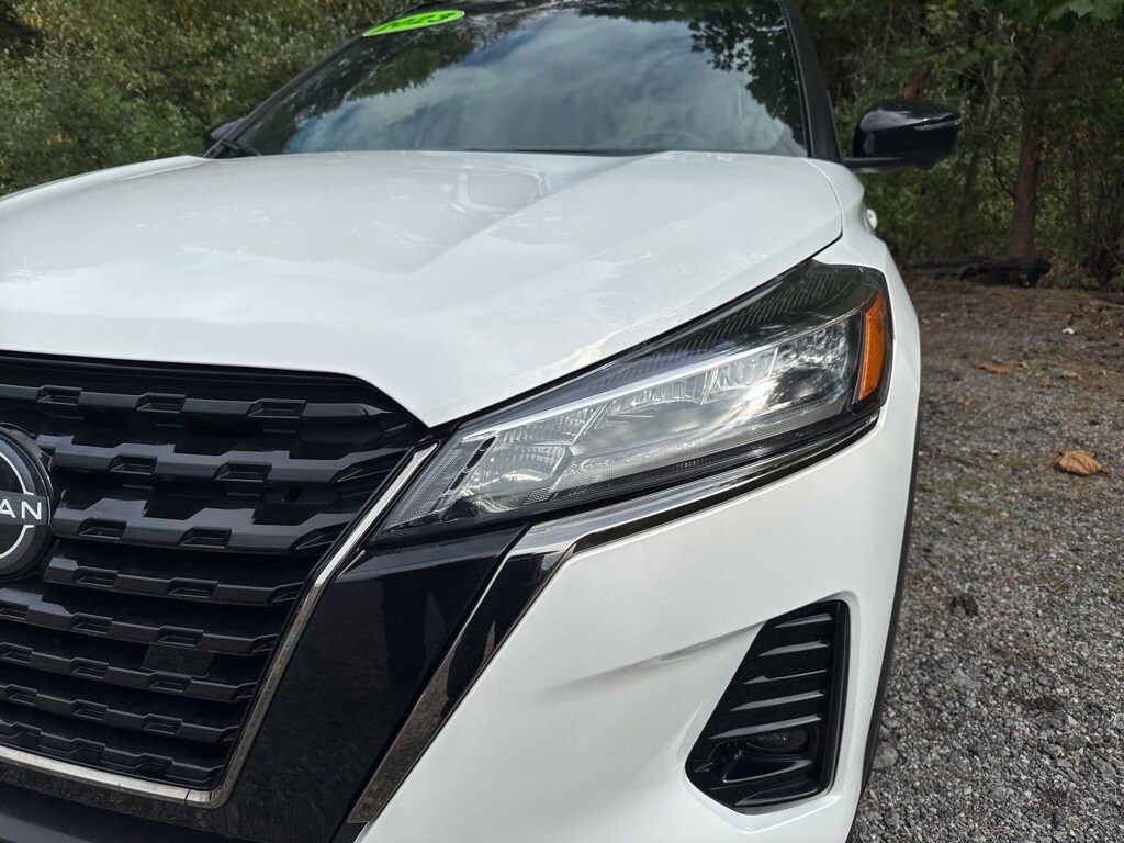 2023 Nissan Kicks SR photo 2