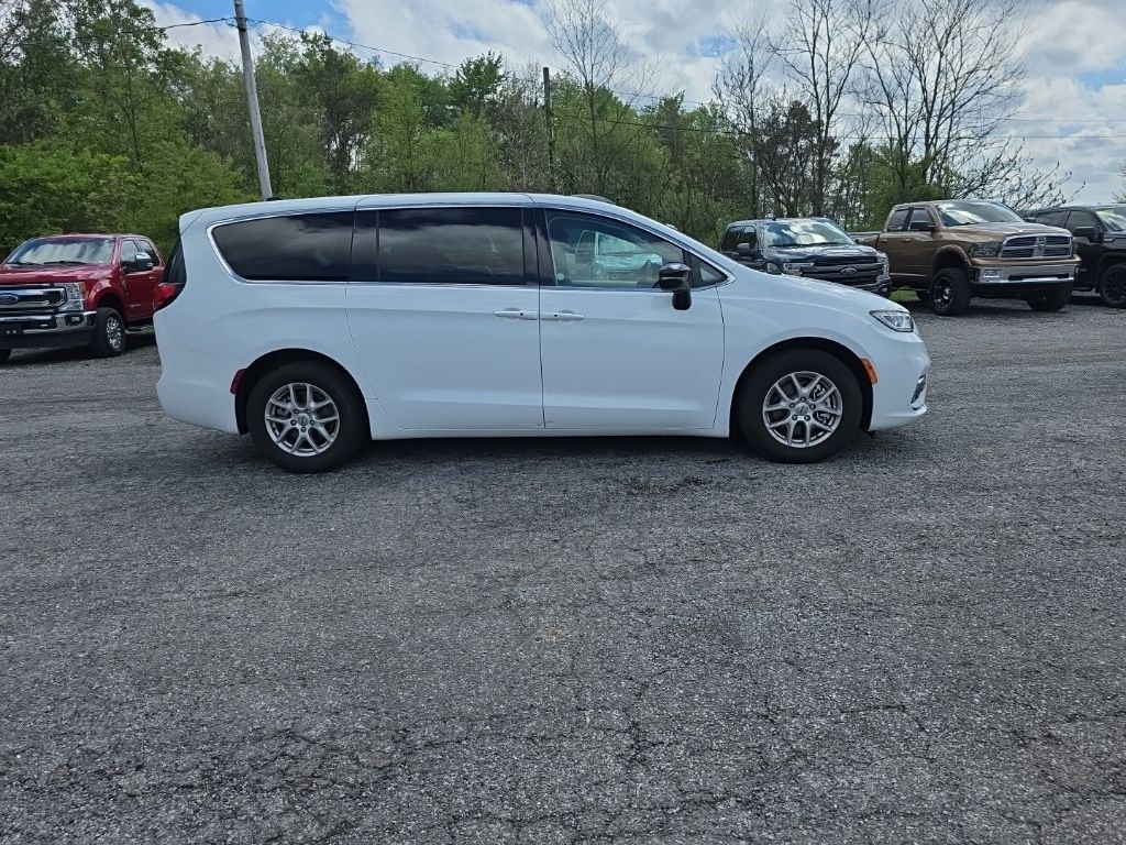Used 2024 Chrysler Pacifica Touring L Minivan/Van