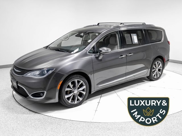 2017 Chrysler Pacifica Limited's photo