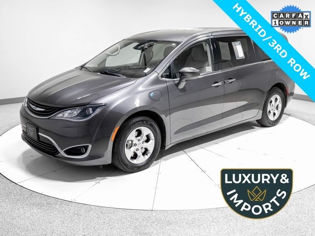 2017 Chrysler Pacifica Hybrid Touring Plus's photo