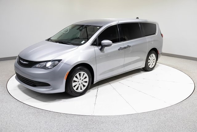 2020 Chrysler Voyager L's photo
