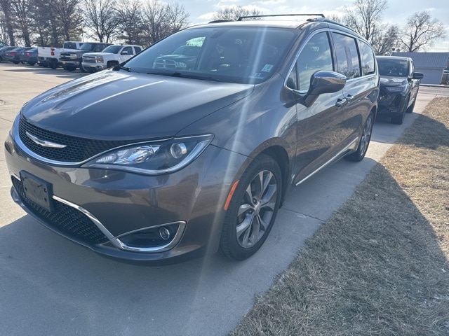 2017 Chrysler Pacifica Limited's photo