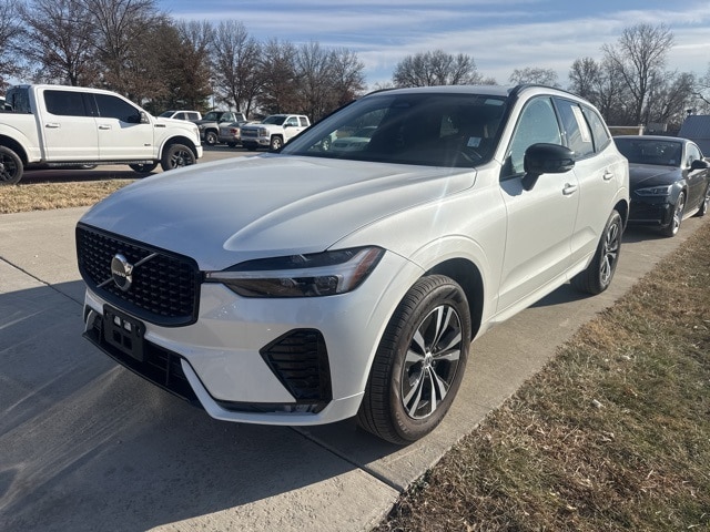 2025 Volvo XC60 Core's photo